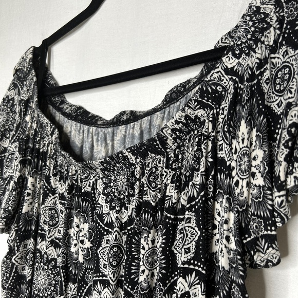 Torrid Medallion Print Off Shoulder Top Size 1X - Picture 7 of 8